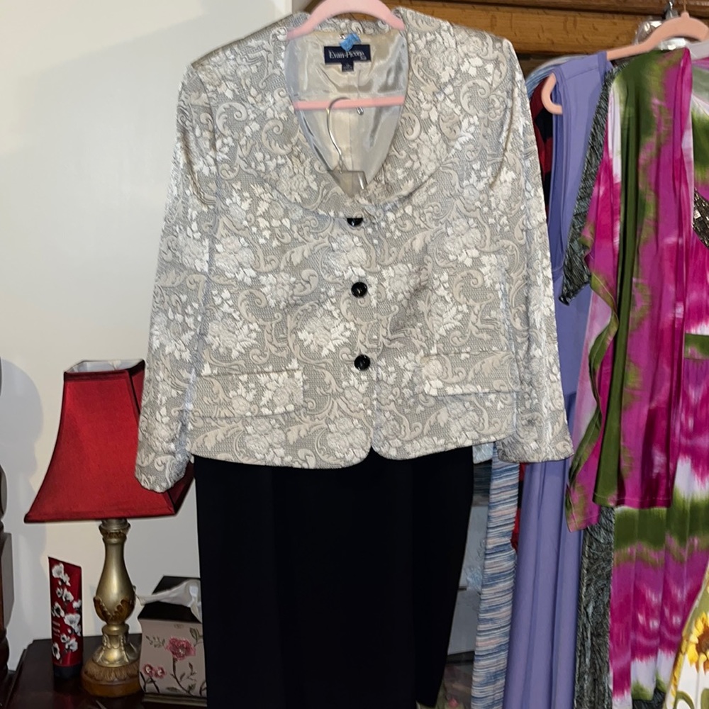 Women’s Evan Picone suit, 14, gold/tan jacket & black skirt with zipper GORGEOUS